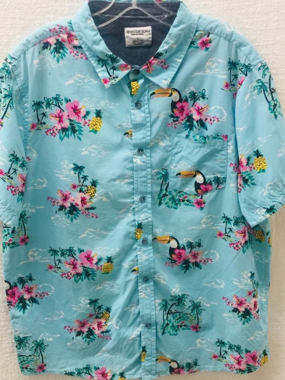Distortion men's tropical Hawaiian button down collar shirt w/ front pocket; L